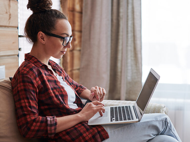 Ce sunt ochelarii pentru calculator si de ce ar trebui sa ii porți